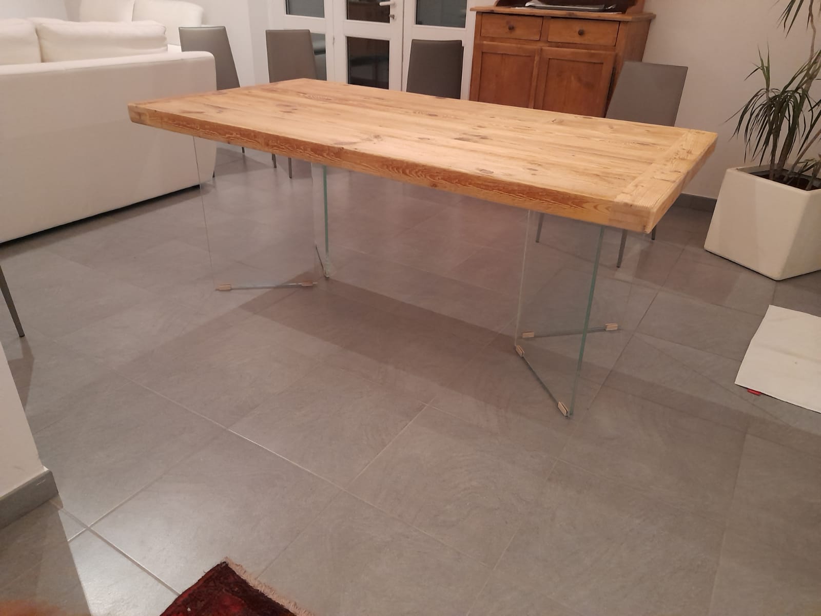 Tavolo con gambe in vetro